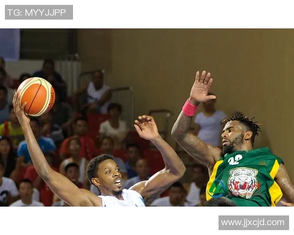 重庆篮球队在邀请赛中以84分稳居积分榜首位，表现出色引人瞩目